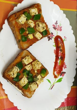 ब्रेड चीज़ बर्स्ट पिज़्ज़ा (Bread Cheese Brust pizza recipe in Hindi) रेसिपी मुख्य फोटो