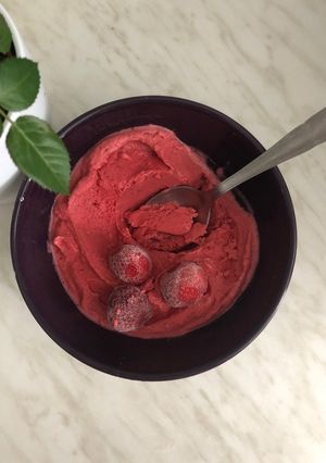 Une photo de Glace à la fraise, légère, crémeuse et rapide !