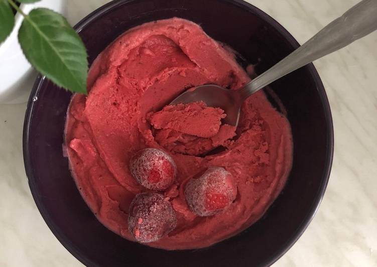 Nos 8 Meilleures Recettes de Glace à la fraise, légère, crémeuse et rapide !