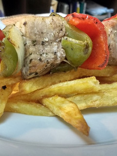 Una foto de Brochetes de Cerdo al Horno Eléctrico con Papas Fritas