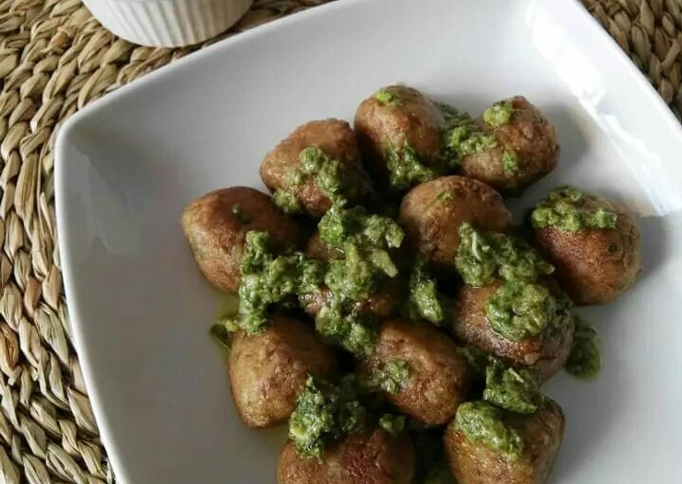 Albóndigas veganas de lentejas y arroz con salsa de alcaparras