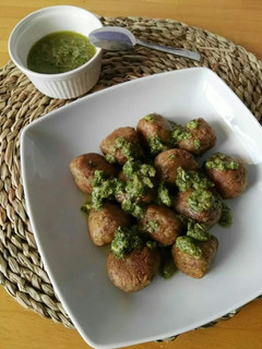 Una foto de Albóndigas veganas de lentejas y arroz con salsa de alcaparras