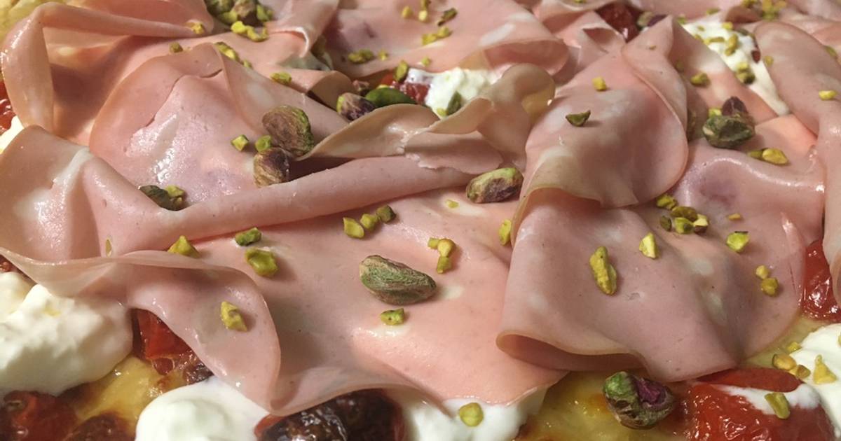 Pizza gourmet con burrata, mortadella e pistacchi