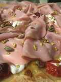 PIZZA GOURMET ALLA STRACCIATELLA, PISTACCHIO E MORTADELLA