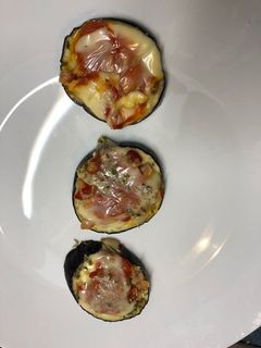 Una foto de Mini pizzas de berenjena