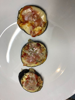 Una foto de Mini pizzas de berenjena