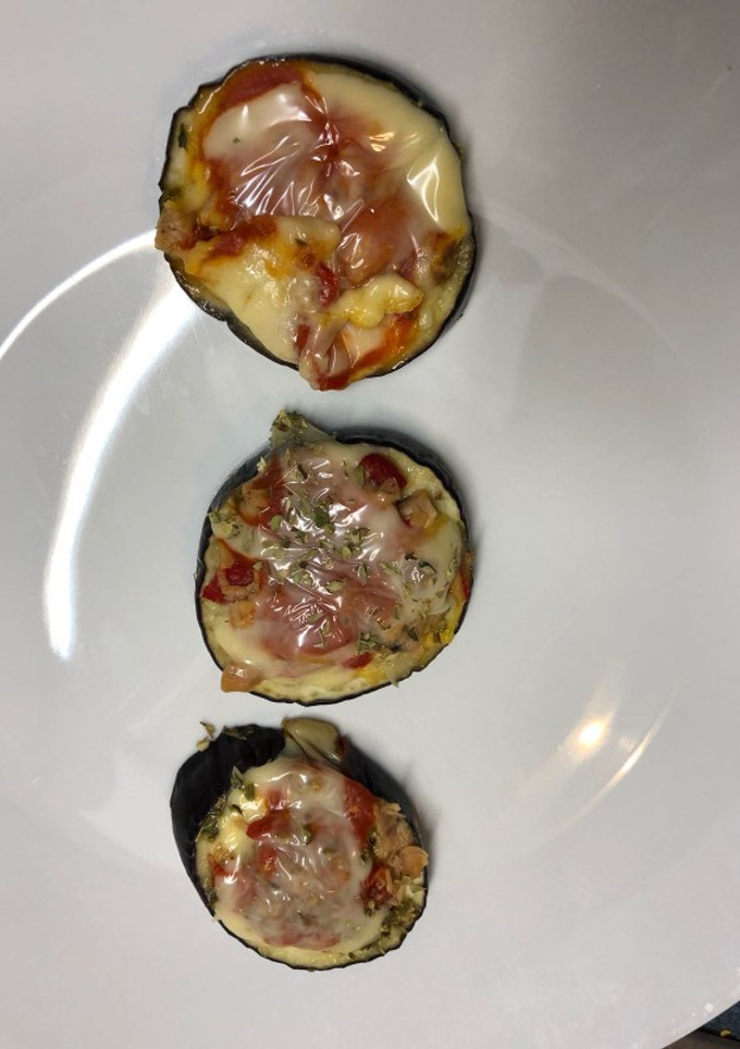 Una foto de Mini pizzas de berenjena