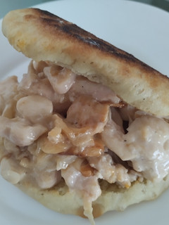 Una foto de Sándwich🥙🌯🍗 de pollo cremoso🫓🍗🧅
