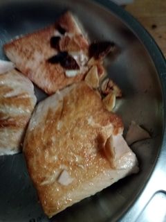 Una foto de Salmón al ajillo