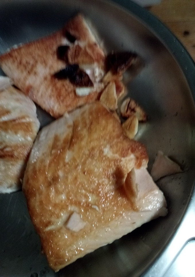Una foto de Salmón al ajillo