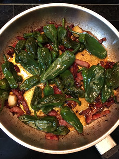 Foto de Pimentos Padron com Bacon e Mel