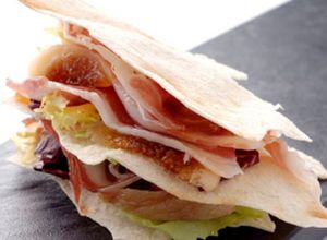 Foto di Millefoglie di carasau con crudo di Parma, fichi, iceberg
