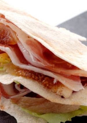 Foto di Millefoglie di carasau con crudo di Parma, fichi, iceberg