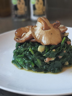 Una foto de Espinacas frescas salteadas con setas shiitake