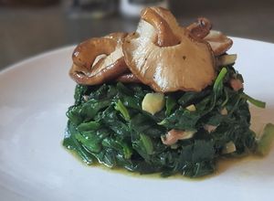 Foto principal de Espinacas frescas salteadas con setas shiitake