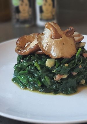 Una foto de Espinacas frescas salteadas con setas shiitake