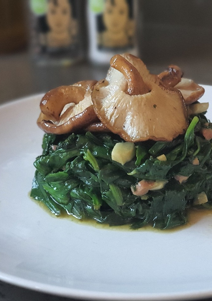 Una foto de Espinacas frescas salteadas con setas shiitake