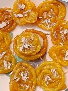 जिलेबी (jalebi recipe in marathi) रेसिपी चे मुख्य फोटो
