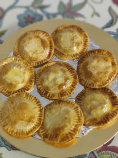 Una foto de Empanadas de membrillo y rulo de cabra