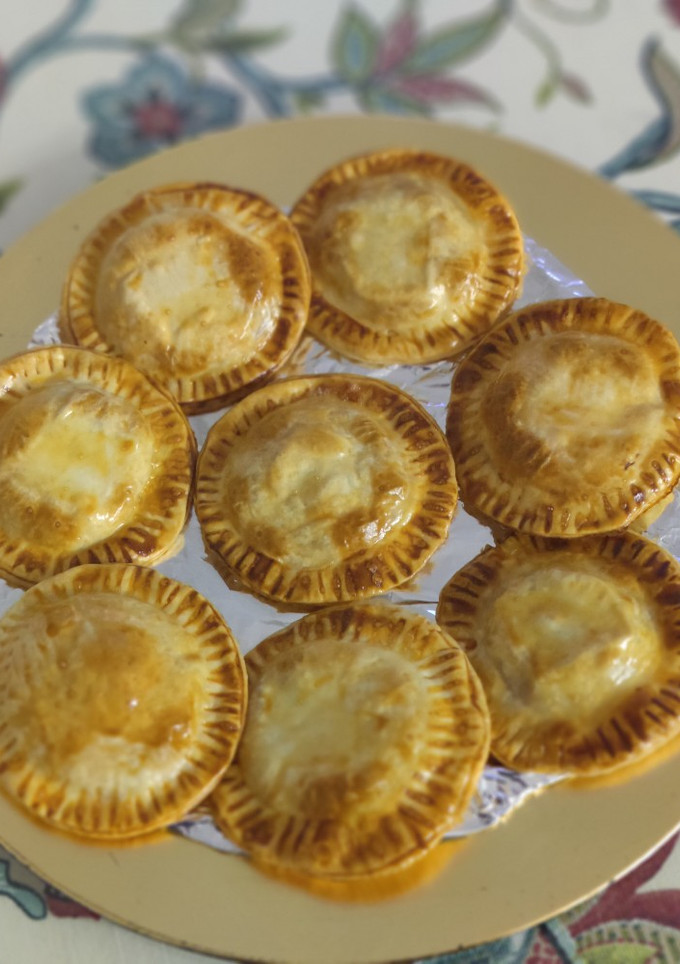 Una foto de Empanadas de membrillo y rulo de cabra