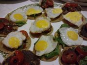 Una foto de aperitivo huevo codorniz