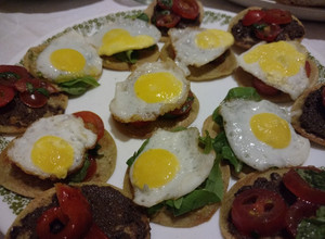 Una foto de Canapés fáciles y rápidos con huevos de codorniz
