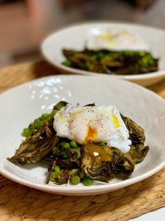 Una foto de Alcachofas con guisantes y huevo poché: Cena de 10