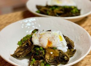 Foto principal de Alcachofas con guisantes y huevo poché: Cena de 10