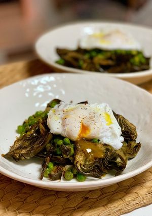 Una foto de Alcachofas con guisantes y huevo poché: Cena de 10