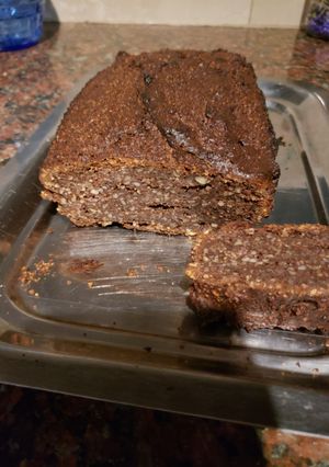 Una foto de Budín de frutilla y chocolate low carb y sin leche