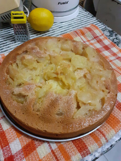 Una foto de Torta de peras y manzana verde