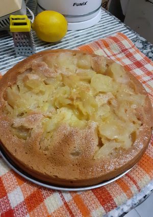 Una foto de Torta de peras y manzana verde
