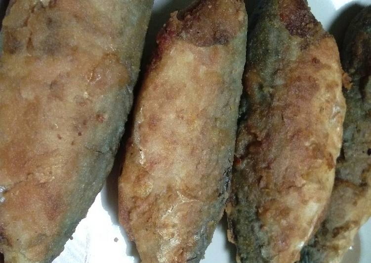 Bagaimana Menyiapkan Kembung berselimut, Enak Banget