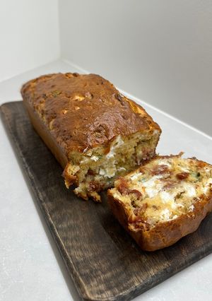 Une photo de Cake aux tomates séchées, feta et basilic