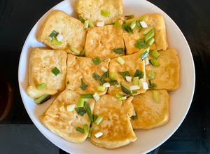 Hình của món Đậu phụ tẩm hành.