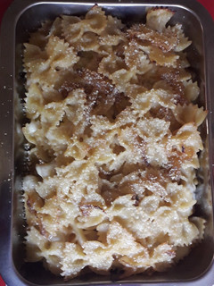 Una foto de Corbatitas con Queso y Cebolla Caramelizada