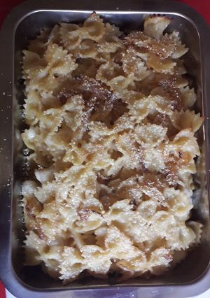 Una foto de Corbatitas con Queso y Cebolla Caramelizada