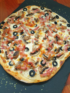 Una foto de Pizza a la carbonara con olivas negras