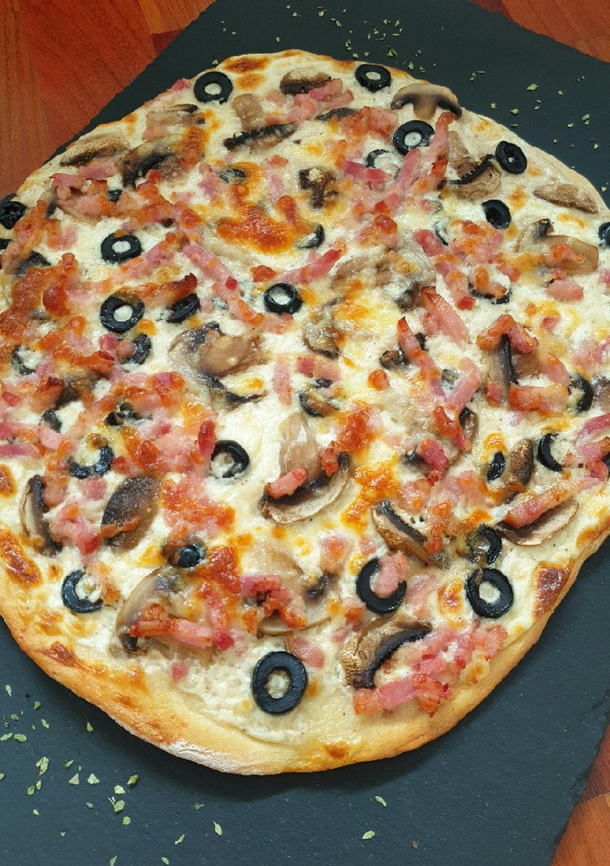 Una foto de Pizza a la carbonara con olivas negras