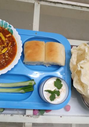 मिसल पाव (misal pav recipe in Hindi) रेसिपी मुख्य फोटो