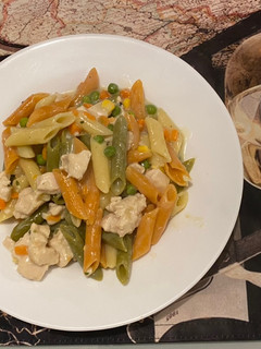 Una foto de Pasta con verduras y pechuga en salsa carbonara!!