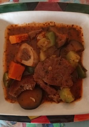 Una foto de Osobuco con Guisado de Lentejas y Vegetales