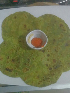 પાલક પરાઠા (Palak Paratha Recipe In Gujarati) રેસીપી મુખ્ય ફોટો