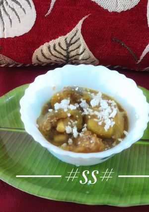 A picture of Coconut with Pointed gourd Curry.