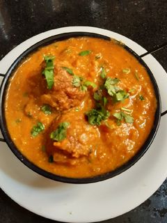 A picture of Lauki kofta curry.
