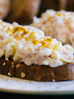 Una foto de Tosta de jamón de York, puerro y curry