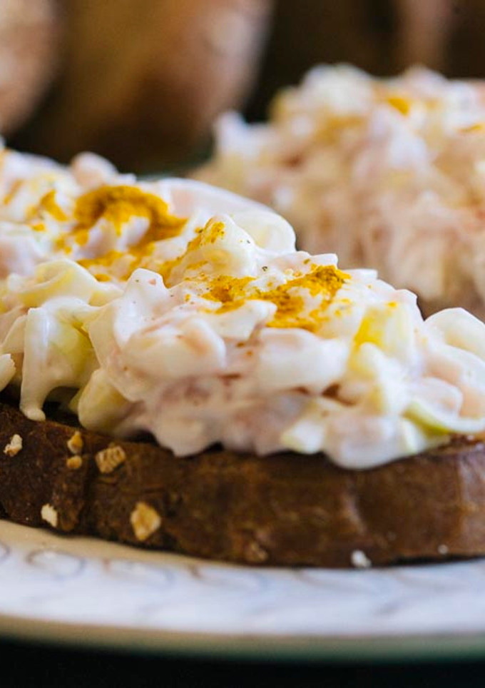 Una foto de Tosta de jamón de York, puerro y curry