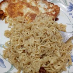 A picture of Noodle and fried eggs.