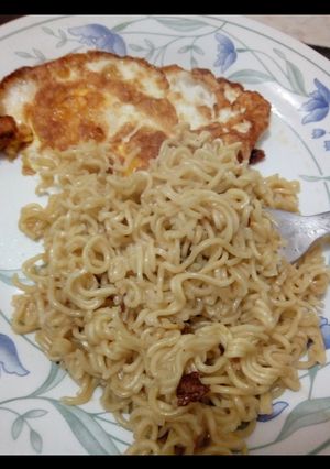 A picture of Noodle and fried eggs.