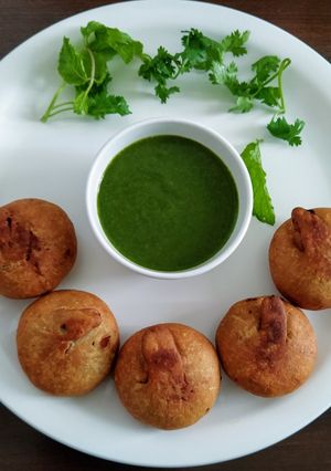 A picture of Aloo ki litti.